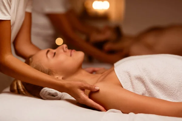 Frun och maken njuter av avslappnande massage ligger på Luxury Spa — Stockfoto