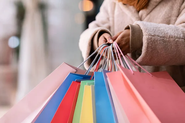 Porträtt av oigenkännlig svart dam med shoppingväskor — Stockfoto