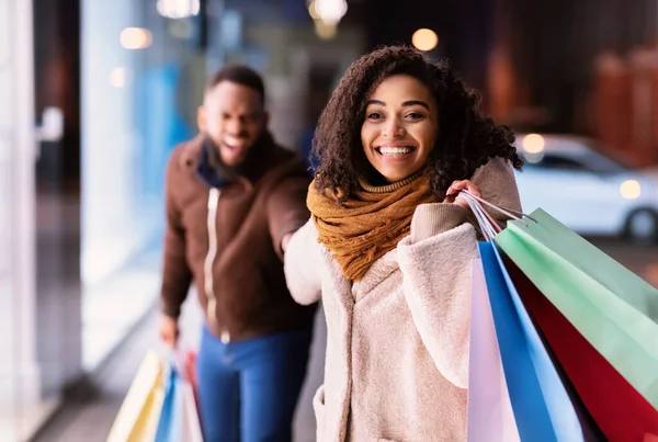 Izgalmas fekete nő húzza barátja Bevásárlóközpont — Stock Fotó