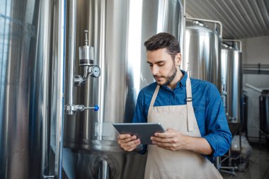Bira fabrikasında modern cihazlar, veri toplama ve ekipman kontrolü