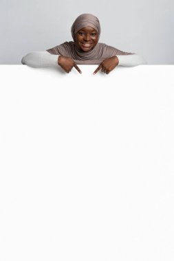 Tesettürlü Siyahi Kadın Boş Beyaz Reklam Kurulu 'nu Gösteriyor