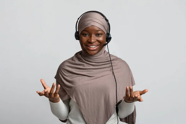 Telemarketin. Black Muslim Woman In Hijab Wearing Headset And Talking At Camera — Stock Photo, Image