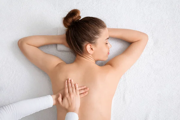 Draufsicht auf junge Dame mit heilender Körpermassage — Stockfoto