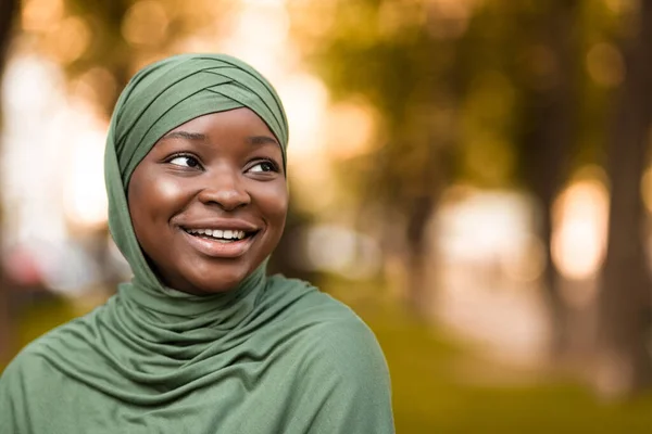 Zbliżenie Portret Piękny Uśmiechnięty Afrykański Islamski Kobieta W Hidżab Stojący Na zewnątrz — Zdjęcie stockowe