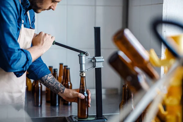 Produkcja napojów, pracownik przy produkcji piwa, zakład rzemieślniczy — Zdjęcie stockowe