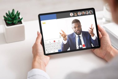 Dijital tablet kullanarak çevrimiçi iş seminerine katılan tanınmayan kadın
