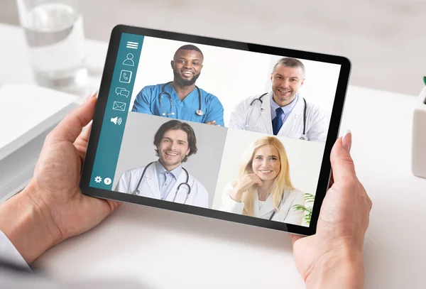 Woman With Tablet Having Consultation With Doctors Via Video Call — Stock Photo, Image