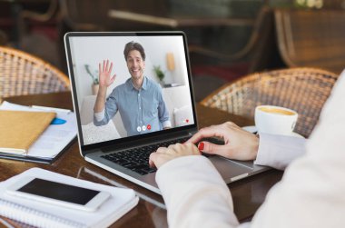 Tanımlanamayan serbest çalışan kadın kocasını laptoptan arıyor.