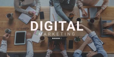 Basın konferansında modern cihazlarla iş dünyasının en iyi görüntüsü, Dijital MarkeTing kelimeleriyle kolaj