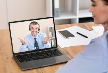 Hizmet merkezi temsilcisiyle sohbet eden genç bir kadın.