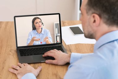 Erkek ve kadın iş ortakları video konferansı yapıyorlar.