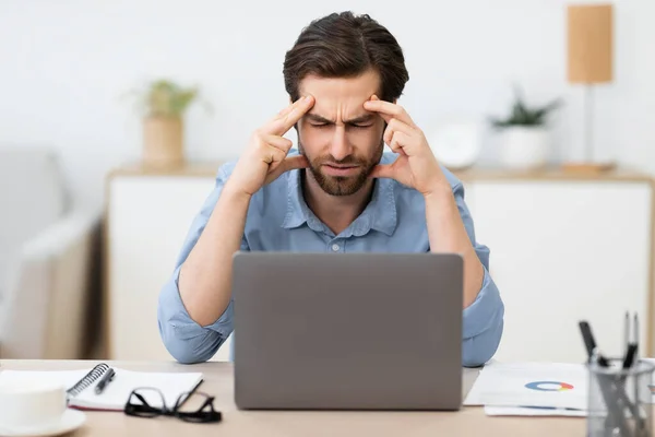 Boldogtalan üzletember szenved fejfájás Fájdalom ül az irodában — Stock Fotó
