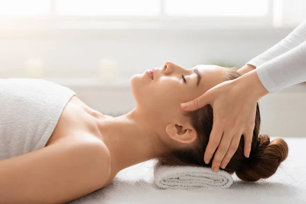 Massaggiatrice making rilassante testa massaggio per giovane bella signora — Foto Stock
