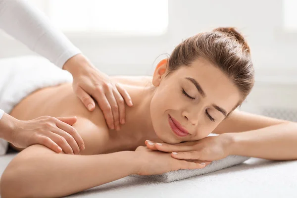 Närbild av fridfull dam med ryggmassage — Stockfoto