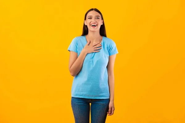 Senhora feliz rindo e olhando para a câmera — Fotografia de Stock