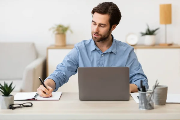 Επιχειρηματίας αυτοπεποίθηση λαμβάνοντας σημειώσεις εργασίας κάθεται στο γραφείο — Φωτογραφία Αρχείου