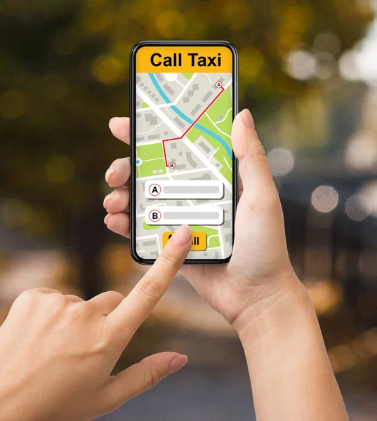 Dame tenant smartphone avec interface d'application de taxi — Photo