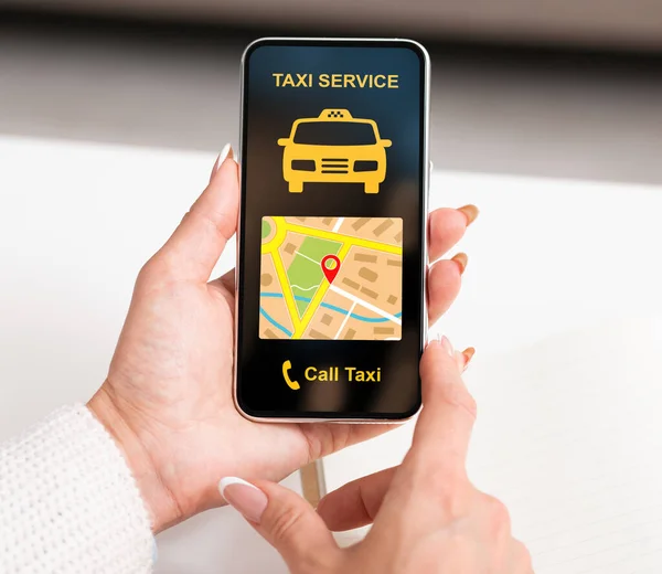 Overhead nő gazdaság okostelefon taxi app interfész — Stock Fotó
