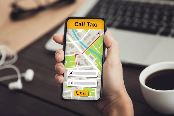 Femme tenant smartphone avec interface d'application de taxi — Photo
