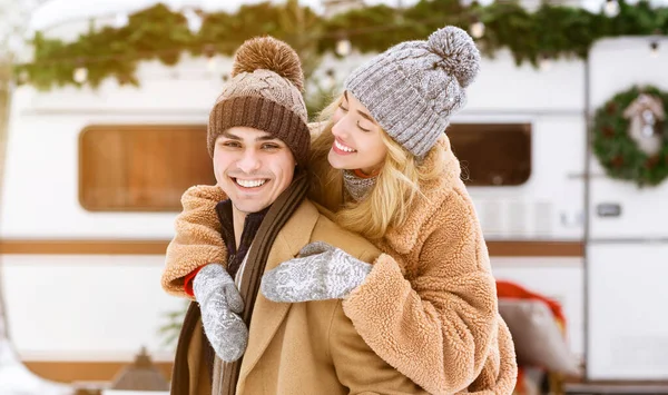 Romantisches Millennial-Paar beim gemeinsamen Wintercampen — Stockfoto