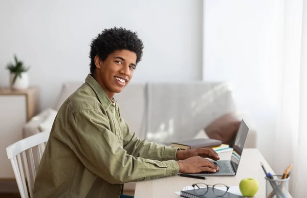 E-learning concept. Portret van Afro-Amerikaanse tiener met webles op laptop thuis, vrije ruimte — Stockfoto