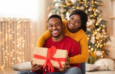 Covid-19 salgını sırasında kış havası, romantizm ve hediyeler