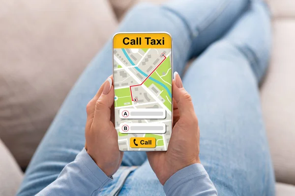 Jeune femme tenant smartphone avec interface d'application de taxi — Photo