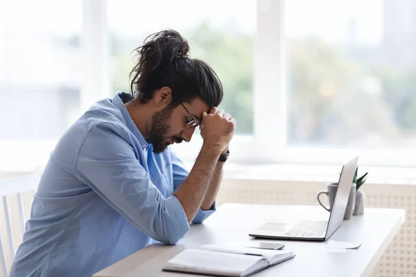 Freelancer occidental trastornado Sufre de falta de inspiración mientras trabaja en casa — Foto de Stock