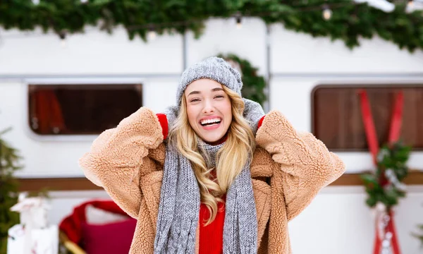 Outdoor inverno ritratto di felice bello giovane bionda donna in posa vicino camper — Foto Stock