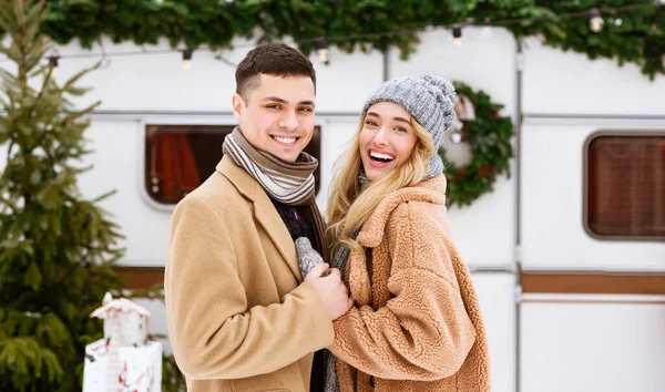 Porträt eines romantischen Paares beim Date im Freien am Wintertag auf dem Campingplatz — Stockfoto