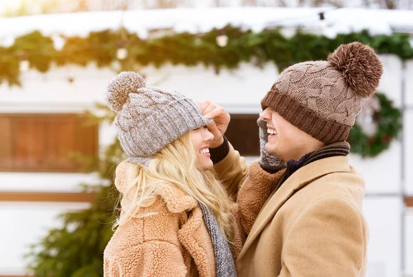 Romantische Momente. Liebendes junges Paar mit Spaß im Winter Date im Freien — Stockfoto