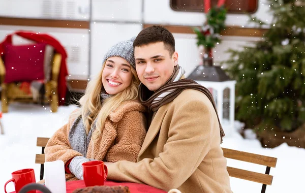 Kochająca para ma romantyczną randkę na kempingu, ciesząc się piknikiem pod spadającym śniegiem — Zdjęcie stockowe