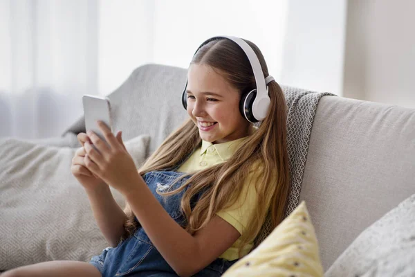 Chica usando auriculares disfrutando de la música con el teléfono — Foto de Stock