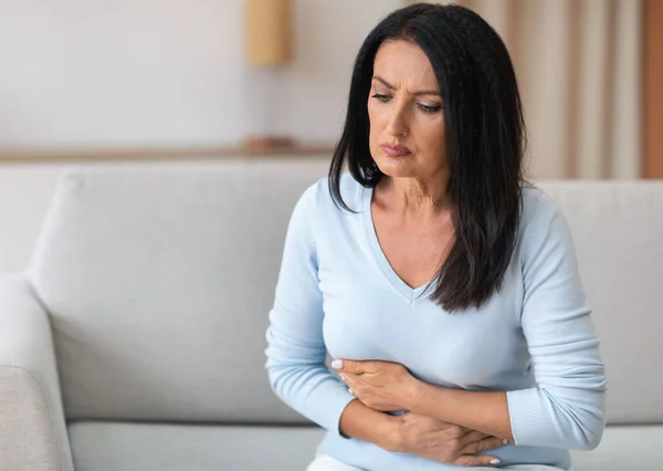 Reif Frau Leiden Von Bauchschmerzen, Berühren Bauch — Stockfoto