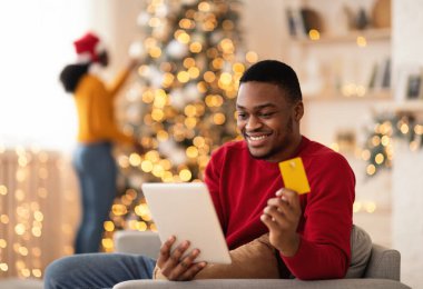 Modern teknoloji ve hızlı hediye alışverişi.