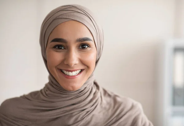 Portrét veselé ženy v hidžábu nad interiérem kliniky — Stock fotografie