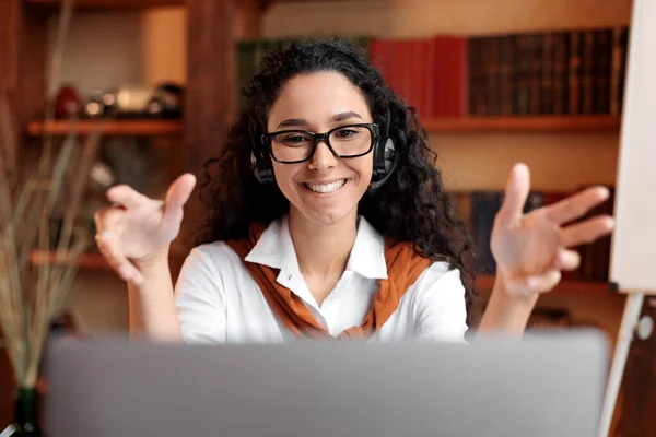 Junge Lehrerin mit Videokonferenz — Stockfoto