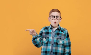 Şok edici bir reklam veren hayret verici çocuk, fotokopi alanını hedef alıyor.