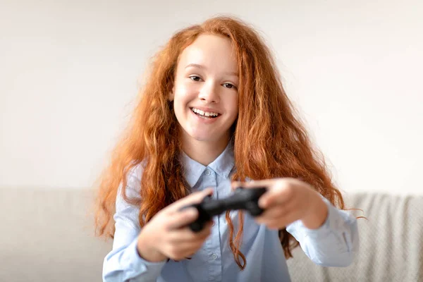 Młoda dziewczyna gra w grę wideo z kontrolerem — Zdjęcie stockowe