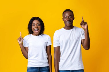 Siyahi bir adam ve bir kadın işaret ediyor