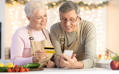 Evde Cep Telefonu ve Kredi Kartı Kullanan Yaşlı Çift İnternetten Alışveriş Yapıyor