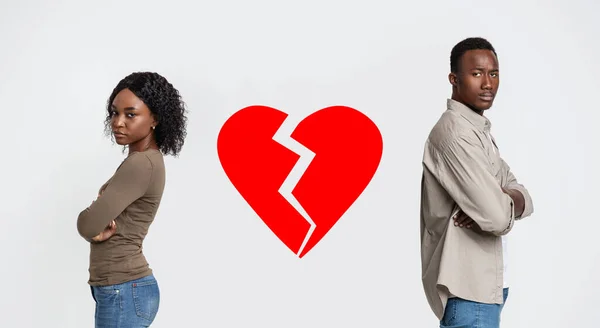Hombre y mujer negros decepcionados con el corazón roto entre ellos —  Fotos de Stock