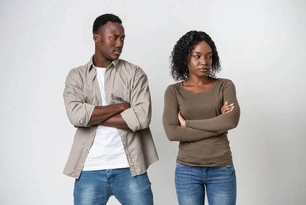 Gefrustreerde zwarte vrouw denkt erover om uit elkaar te gaan — Stockfoto