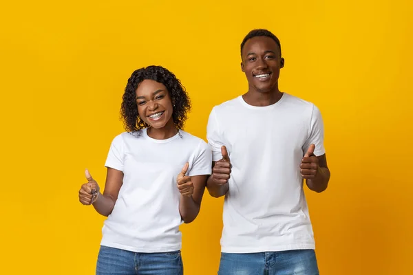 Emocional homem negro e mulher mostrando polegares para cima — Fotografia de Stock