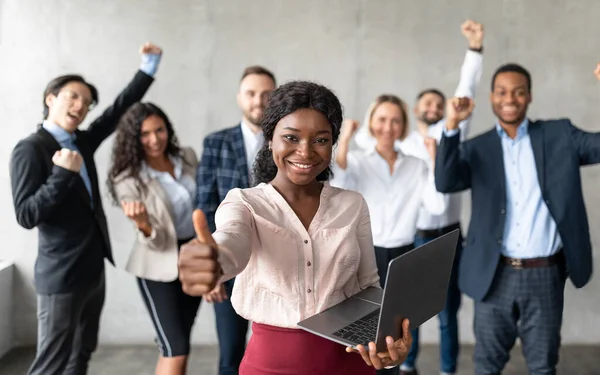 Empresaria Africana Gesturing Thumbs-Up De pie con colegas en el cargo — Foto de Stock