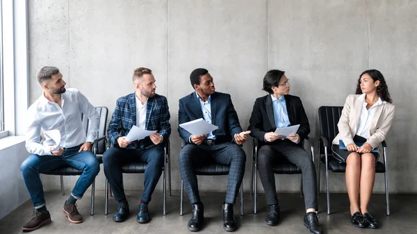 Empresarios mirando fijamente a la señora solicitante a la espera de entrevista de trabajo en interiores — Foto de Stock