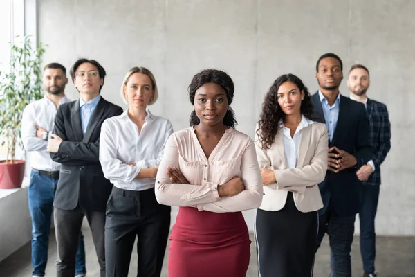 Decidida empresaria negra de pie frente a los empleados en el cargo — Foto de Stock