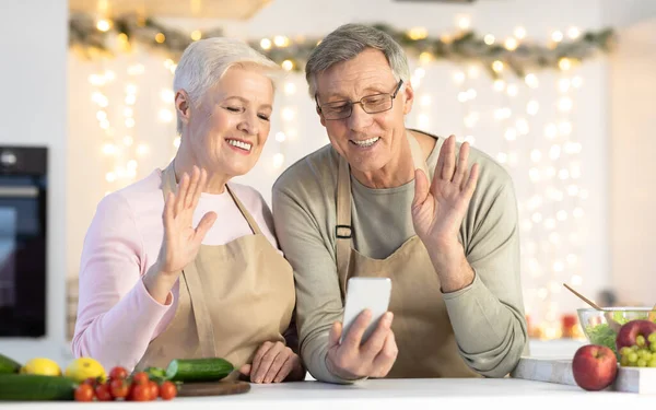 Starší lidé Pár Tvorba videohovoru na Smartphone Online V kuchyni — Stock fotografie