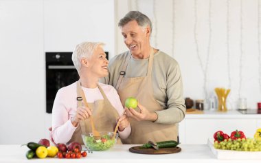 Mutfakta Sağlıklı Yemek Hazırlayan Mutlu Son Sınıf Çiftleri