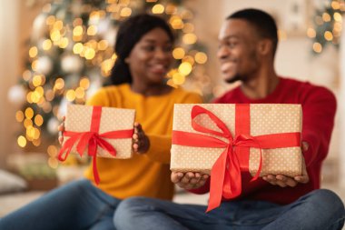 Koronavirüs salgınında hediyeler ve yeni yıl havası